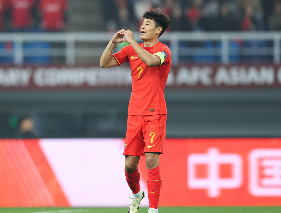 武磊半场狂射5脚仅进1球!浪费准单刀 近距离头球顶飞