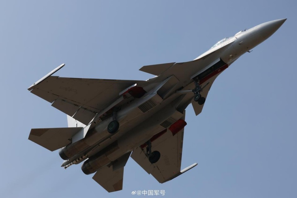 外媒：中国海军推出新型歼-15T舰载战斗机 针对电磁弹射起飞进行了优化_腾讯新闻