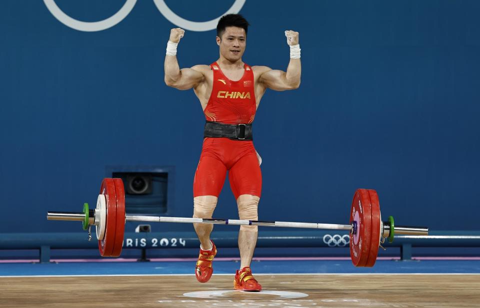 李发彬夺举重首金,泉州簪花布袋戏抢镜,吕小军举重鞋现身赛场