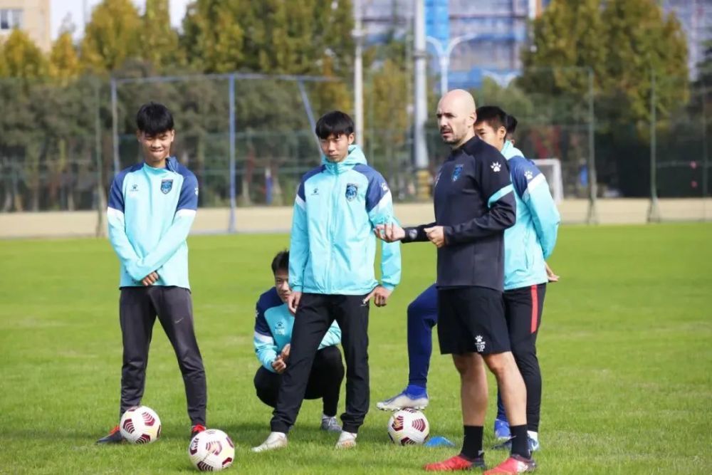 帕特里西奥目前持有欧足联青年精英a级和欧足联职业教练证书,执教中超