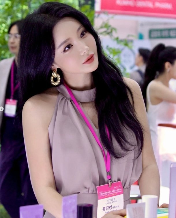 感谢粉丝支持,洪真英用心宣传,华丽外貌令人印象深刻