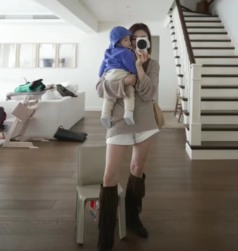 程晓玥晒女儿7个月胖豆长乳牙猛流口水辣妈单手抱娃超有爱