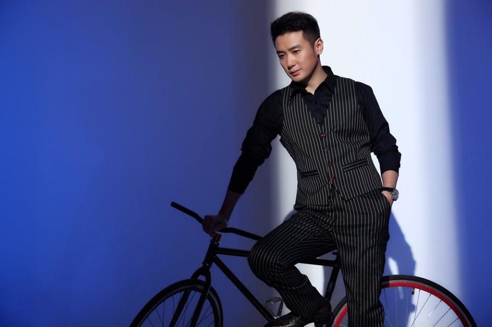 他对于大学所学专业的兴趣并不浓厚,而对于播音主持的热爱却如同熊熊