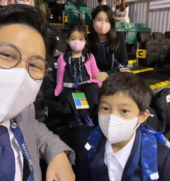 郭晶晶看展被偶遇,背百元编织袋接地气,私下对霍启刚称呼太甜蜜