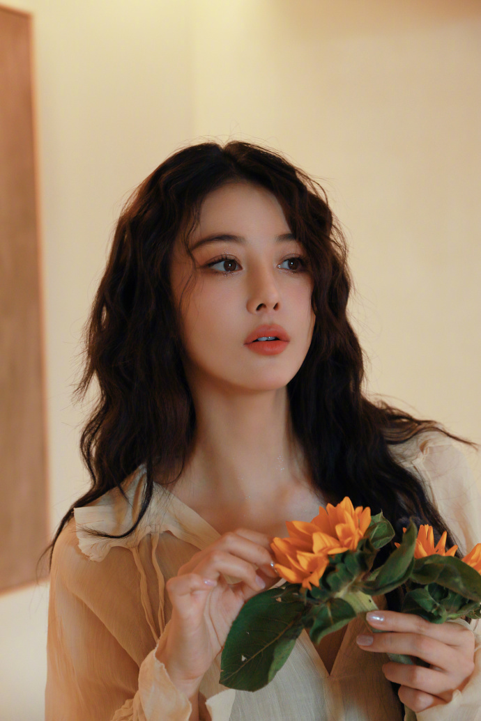 张馨予高调晒老公视角,卷发红唇慵懒风情,对镜wink秀足恩爱-腾讯新闻