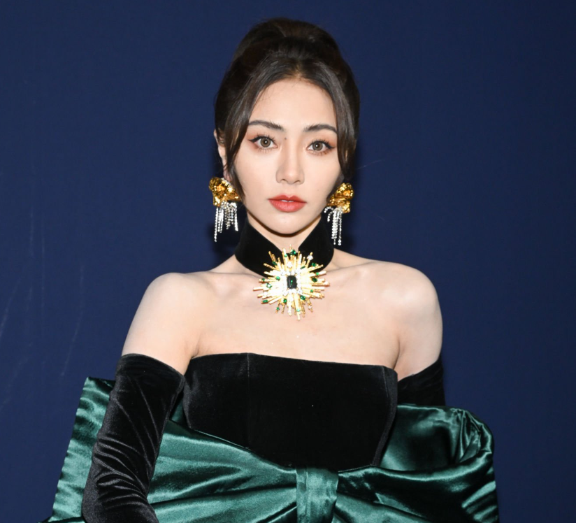 中韩明星时装周同框生图曝光差距明显韩星气质畏缩状态差