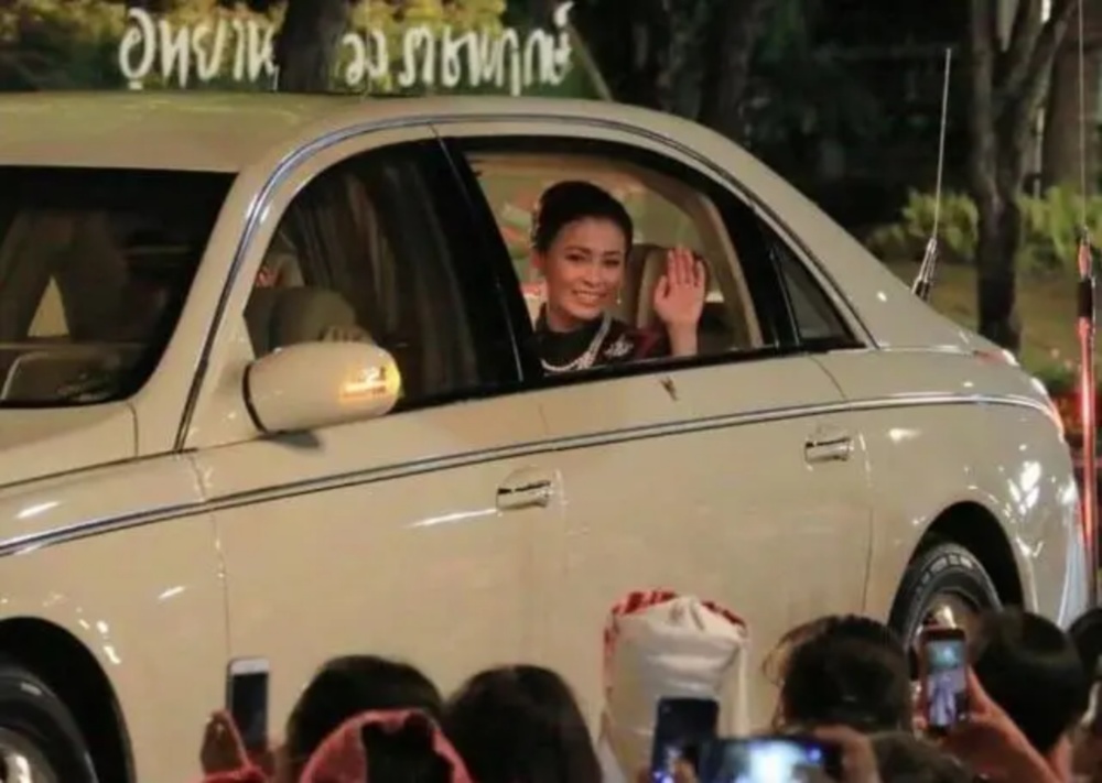 泰国王后苏提达过46岁生日,满满紫色少女心,泰王宠溺陪伴