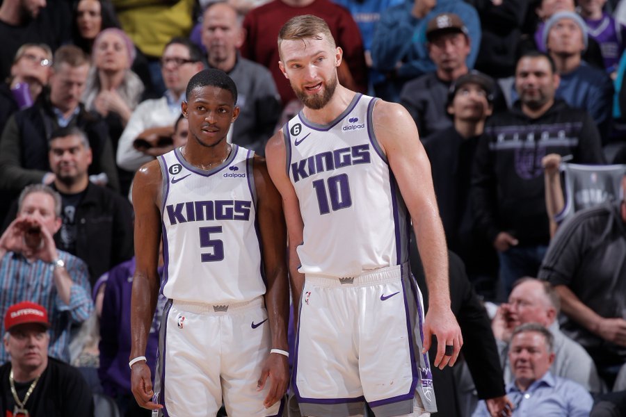 赛后主教练迈克-布朗接受采访,表示希望好的战绩能帮助萨博尼斯和