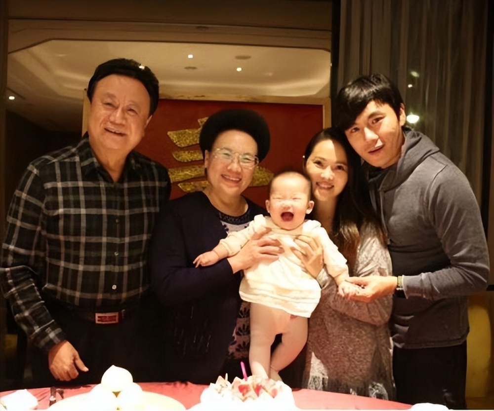 伊能静晒泰国旅行照,意外曝光女儿正脸,6岁小米粒长得像奶奶_腾讯新闻