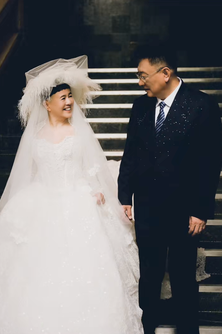 前央视主播王宁为60岁“金龟子”庆生罕出镜 ！晒补拍婚纱照甜蜜告白_腾讯新闻