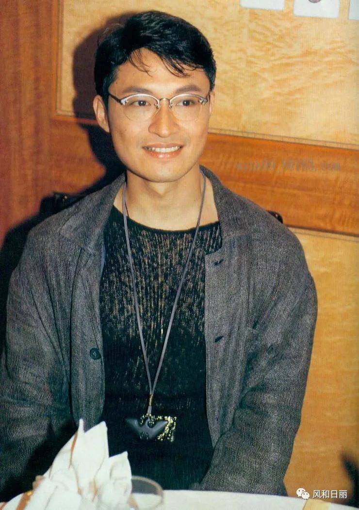 61岁马景涛身穿破洞牛仔裤宣传新片,腿部线条优美,爱美之心不减