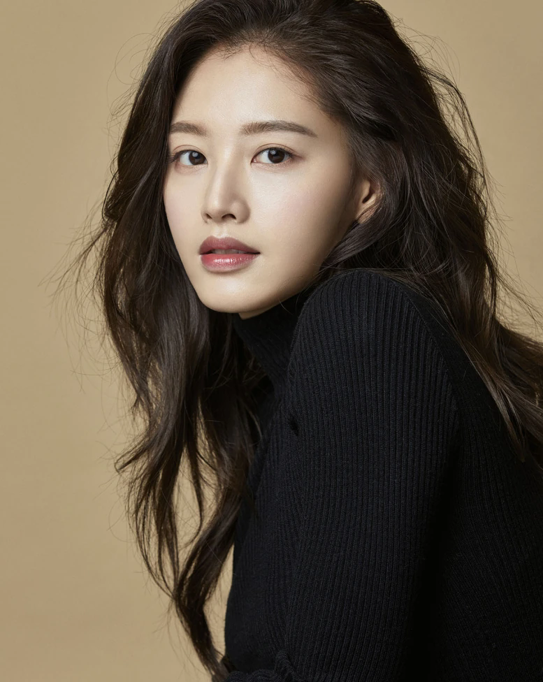 "隐婚高手"金栽经,低调完婚圈外男友,事业爱情双丰收