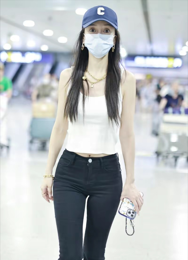 杨颖带儿子现身机场,私服全身配饰近10万,忙着赶路将娃抛身后插图6