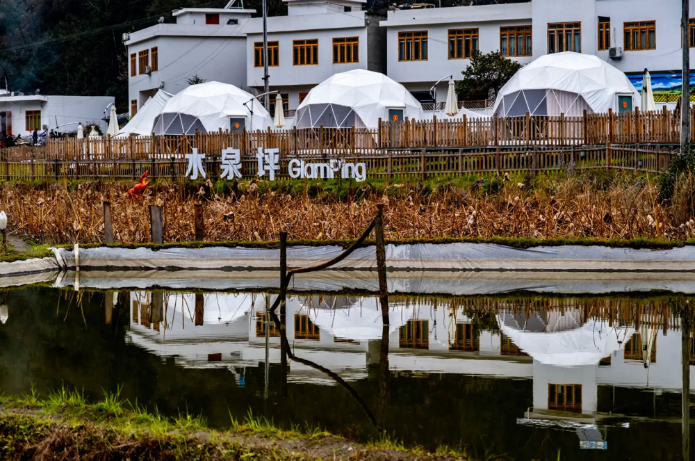 陕西旬阳水泉坪:两山夹峙间的壮美油菜田!_腾讯新闻