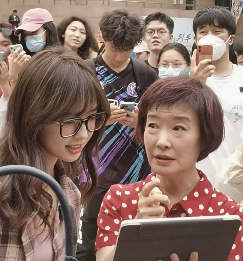 两代主持女神回校园,33岁王冰冰好似学生妹,52岁王