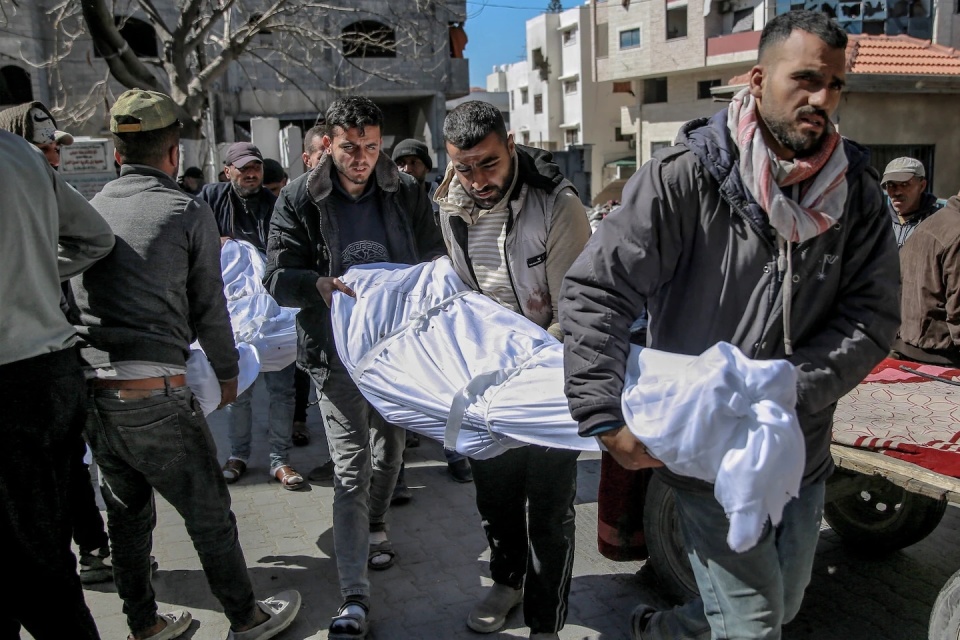 以色列军队向加沙领取救援物资的平民开火,112人惨死_腾讯新闻