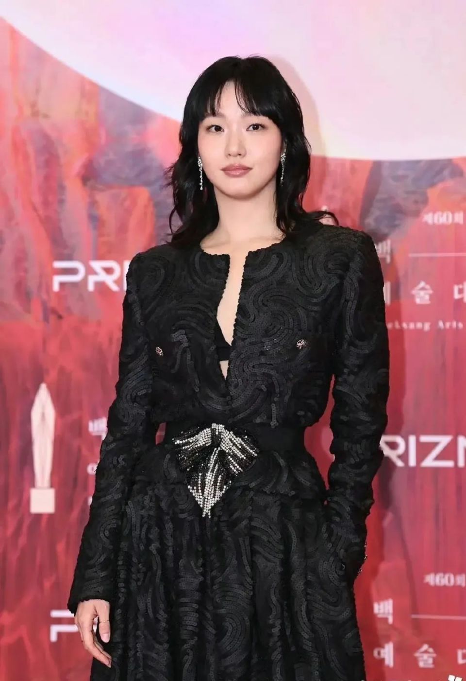 首尔这一夜,郑秀晶身穿黑色v领礼服,汤唯紫色礼服惊艳全场!