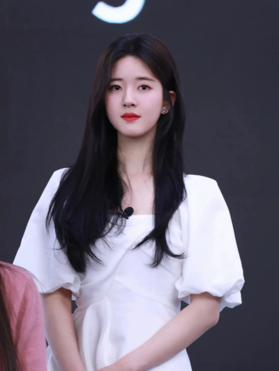 赵露思时尚大片被嘲油腻,生日宴会被质疑割韭菜,粉丝驳斥无脑黑_腾讯