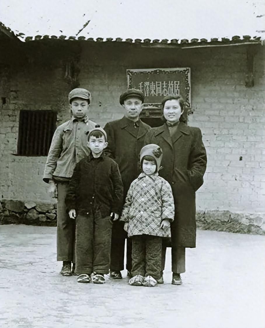 1956年，粟裕大将全家在毛主席故居前的留影，夫人楚青气质不凡_腾讯新闻