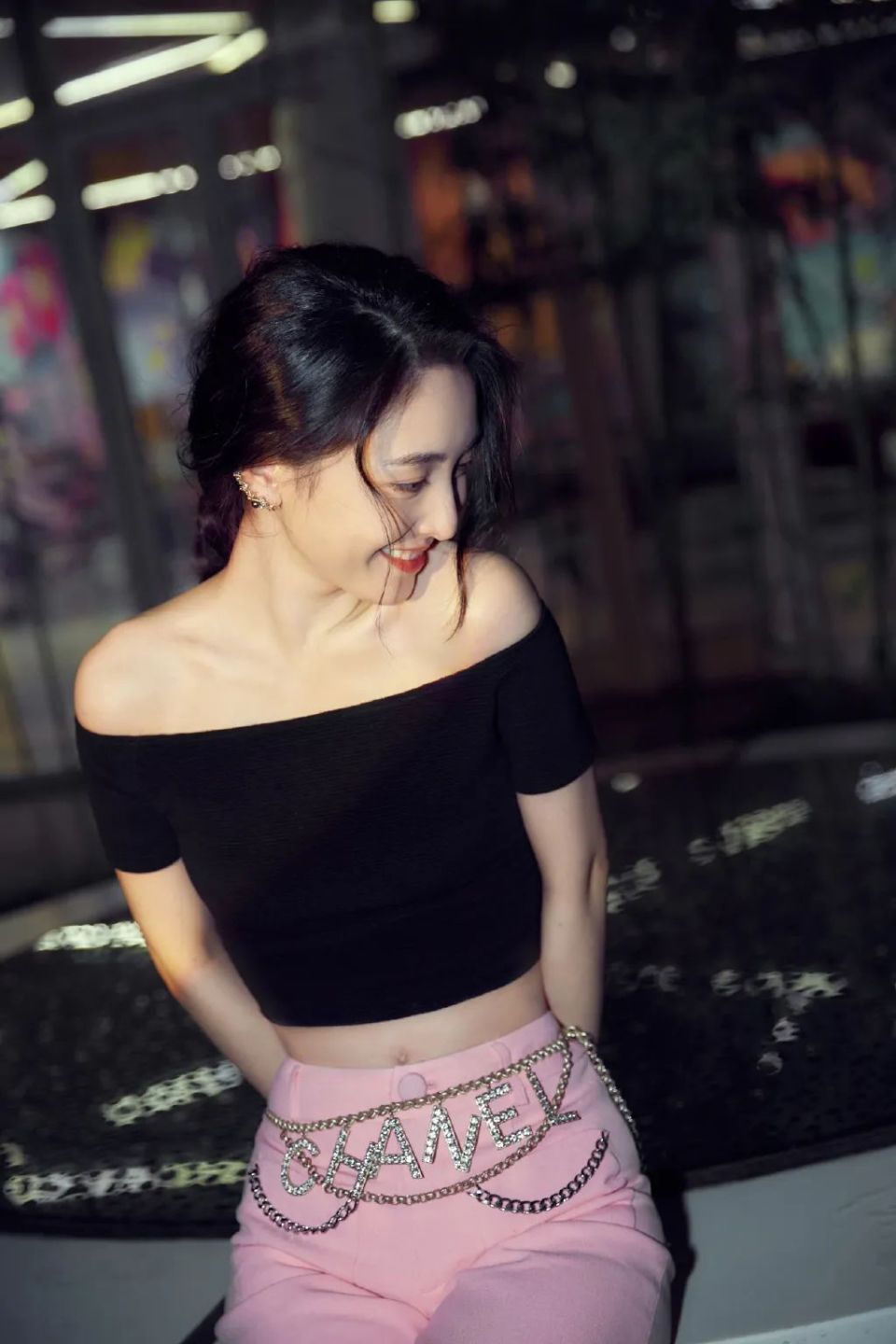 通过这组照片,我们更加期待吴倩未来的作品和形象变化.