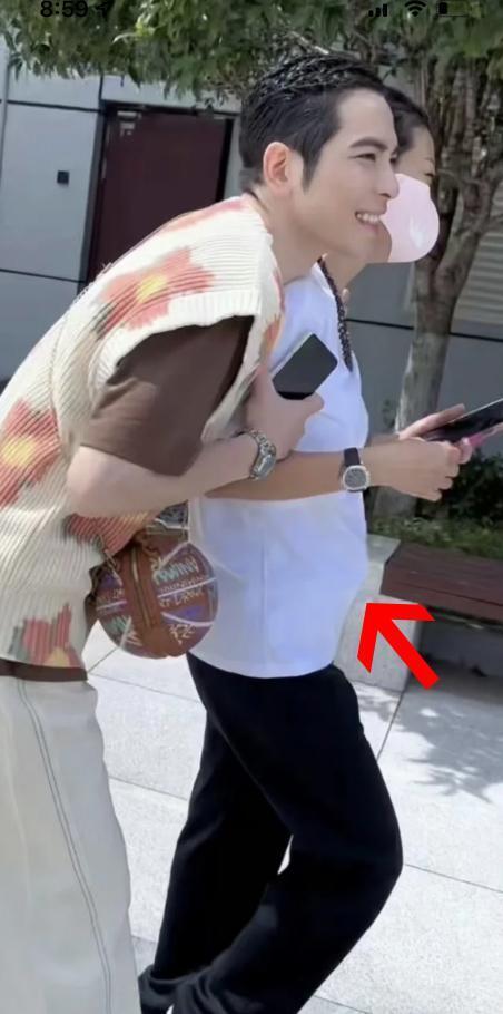 萧敬腾求婚后首露面，携未婚妻录节目，50岁林有慧穿着宽松肚子凸起-萧敬腾?