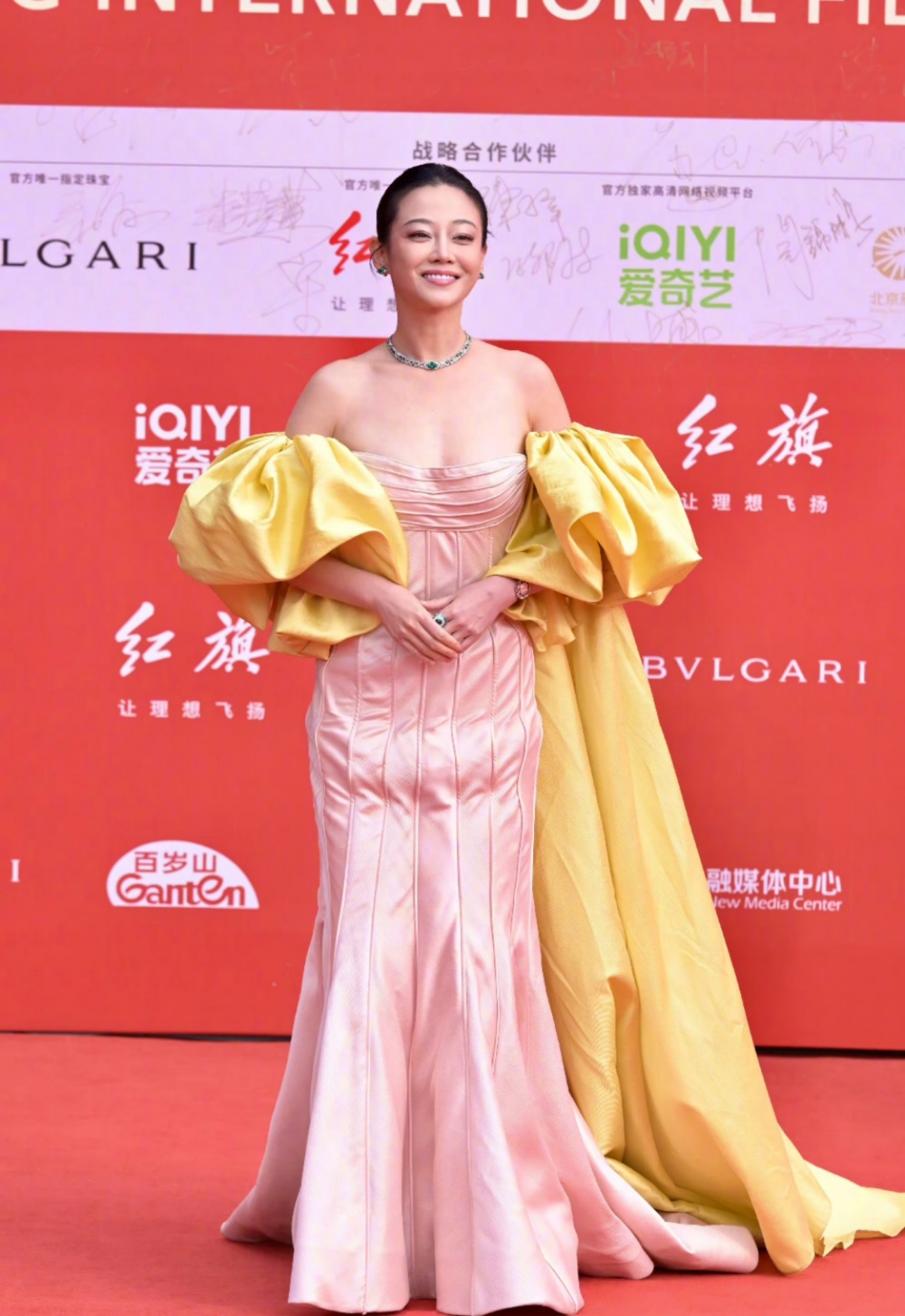 北影节红毯红黑榜:周冬雨女人味十足,章子怡霸气,陈红苍老憔悴_腾讯