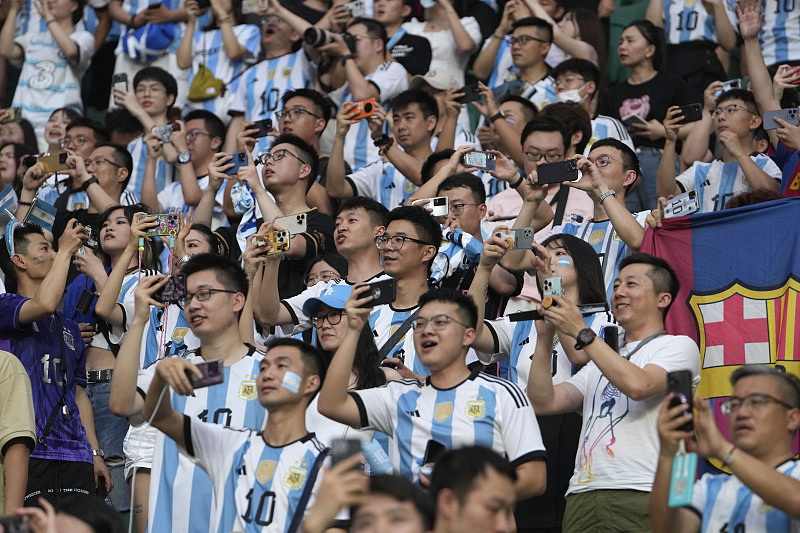 话题|中国足球遭遇冰点期 梅西中国行却为什么这么火?_腾讯新闻