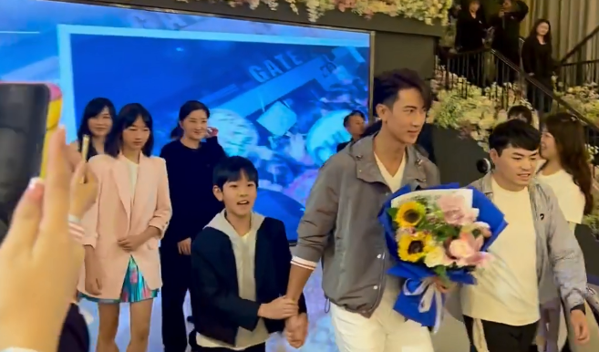 吴尊生日摆22桌请粉丝吃席,花团锦簇堪比婚礼,波龙鲍鱼铺满桌_腾讯