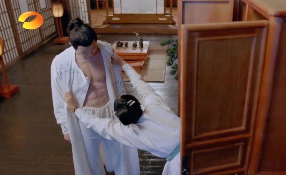 《青青子衿》里范世錡也有一场需要"露腹肌"的戏份,当时用了道具腹肌