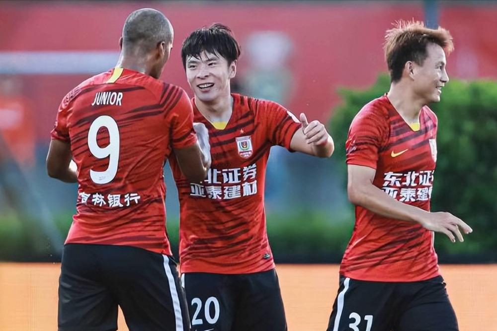 长春亚泰首发541阵型,中锋莱昂纳多,中场汪晋贤,张宇峰,萨比提,谭龙