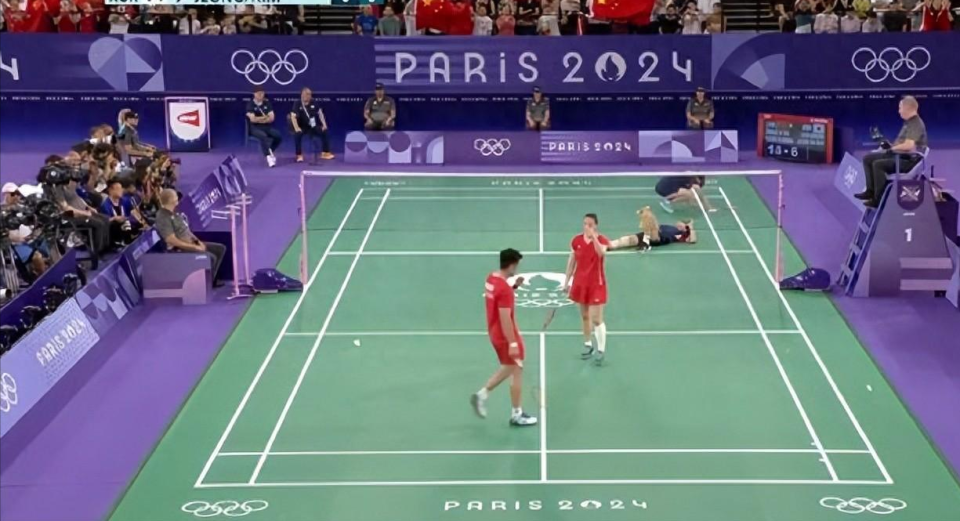 但是在郑思维的杀球下,他们没有反扑的机会,只能偷发后场,被眼神犀利