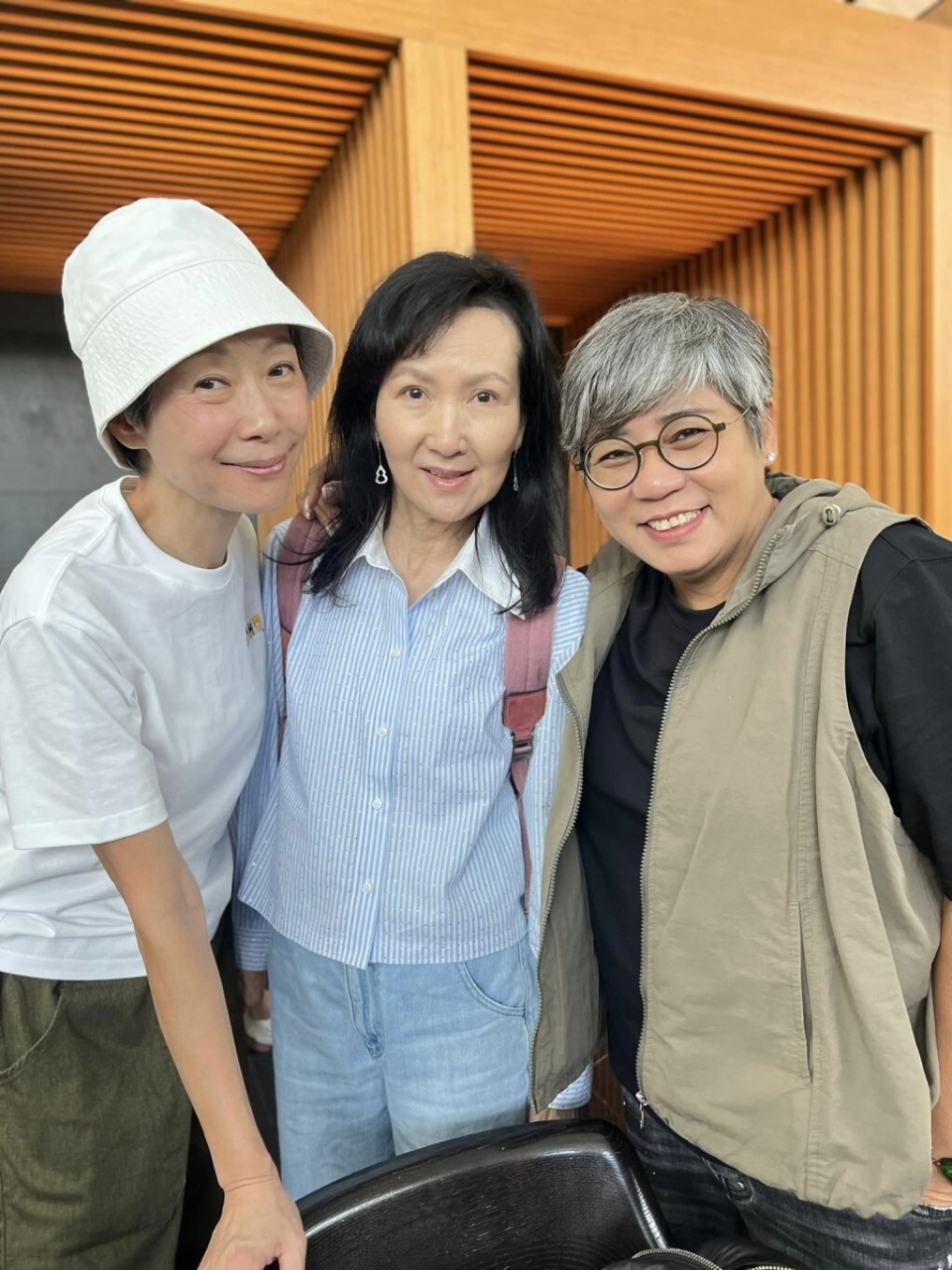 小青陈美琪与叶童合影无惧素颜两度嫁富商收养先天女病童视如己出