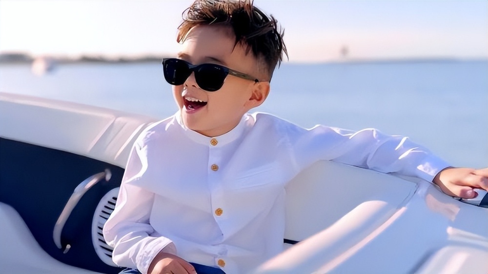 周杰伦晒儿子近照,6岁罗密欧双手放背后像大佬,卷发长睫毛抢镜_腾讯