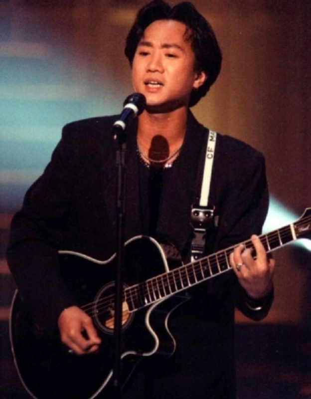 黄家驹墓碑修好了!彩照换成了黑白照,粉丝"坟头蹦迪"引热议