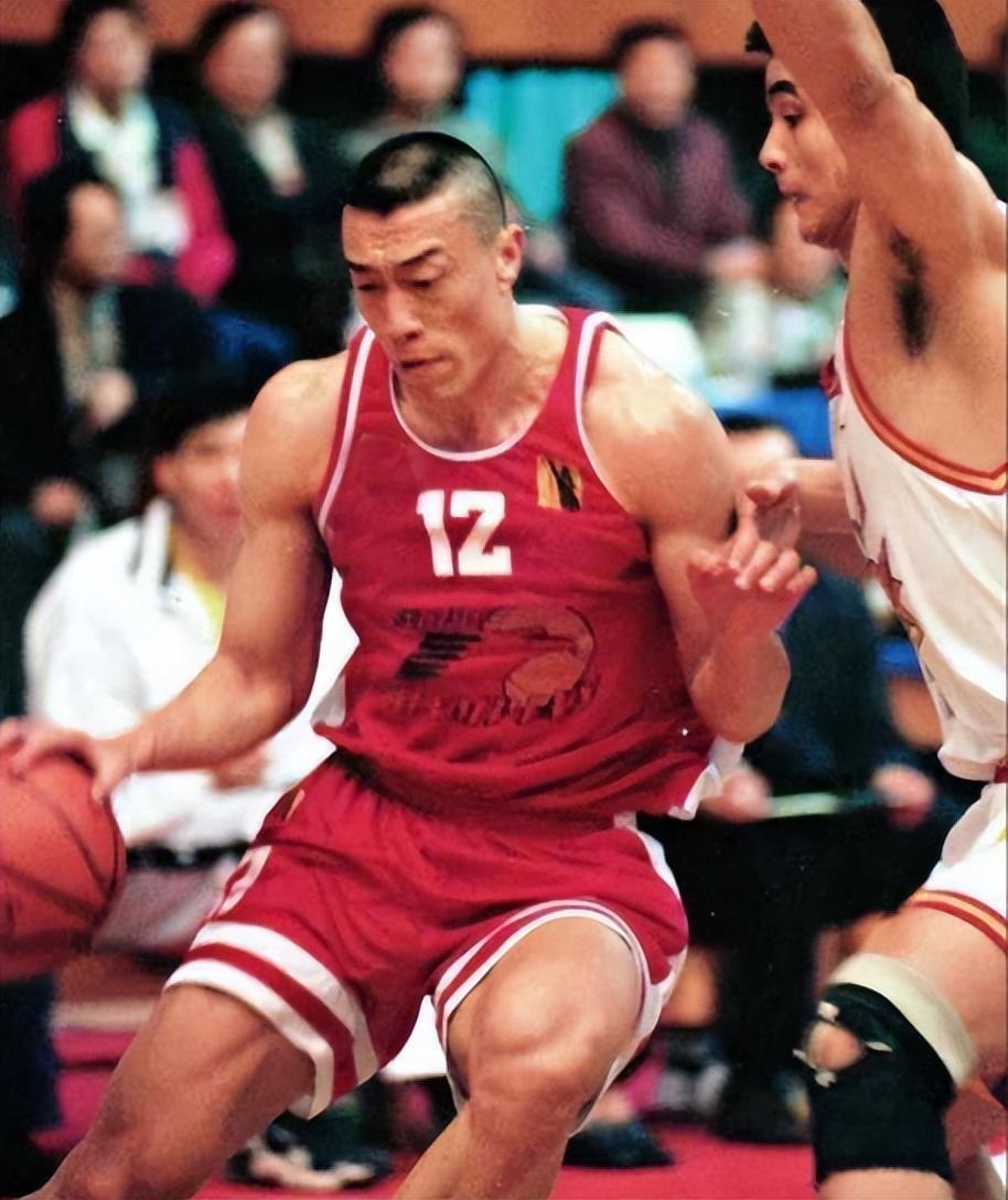 20世纪90年代,马健是中国篮球史上的一颗璀璨明星,被誉为前锋之王,他