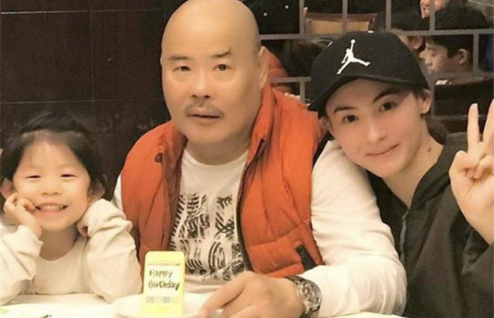 张柏芝晒混血妈妈近照,母女俩美颜相似,与亲弟张柏文游泳感情好插图10