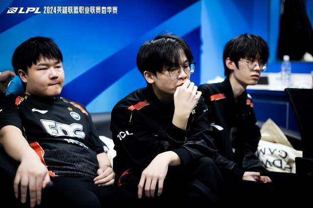 edg垫底厂长后台罕见暴怒训话:如果维持现状,你们打不了lpl!_腾讯新闻