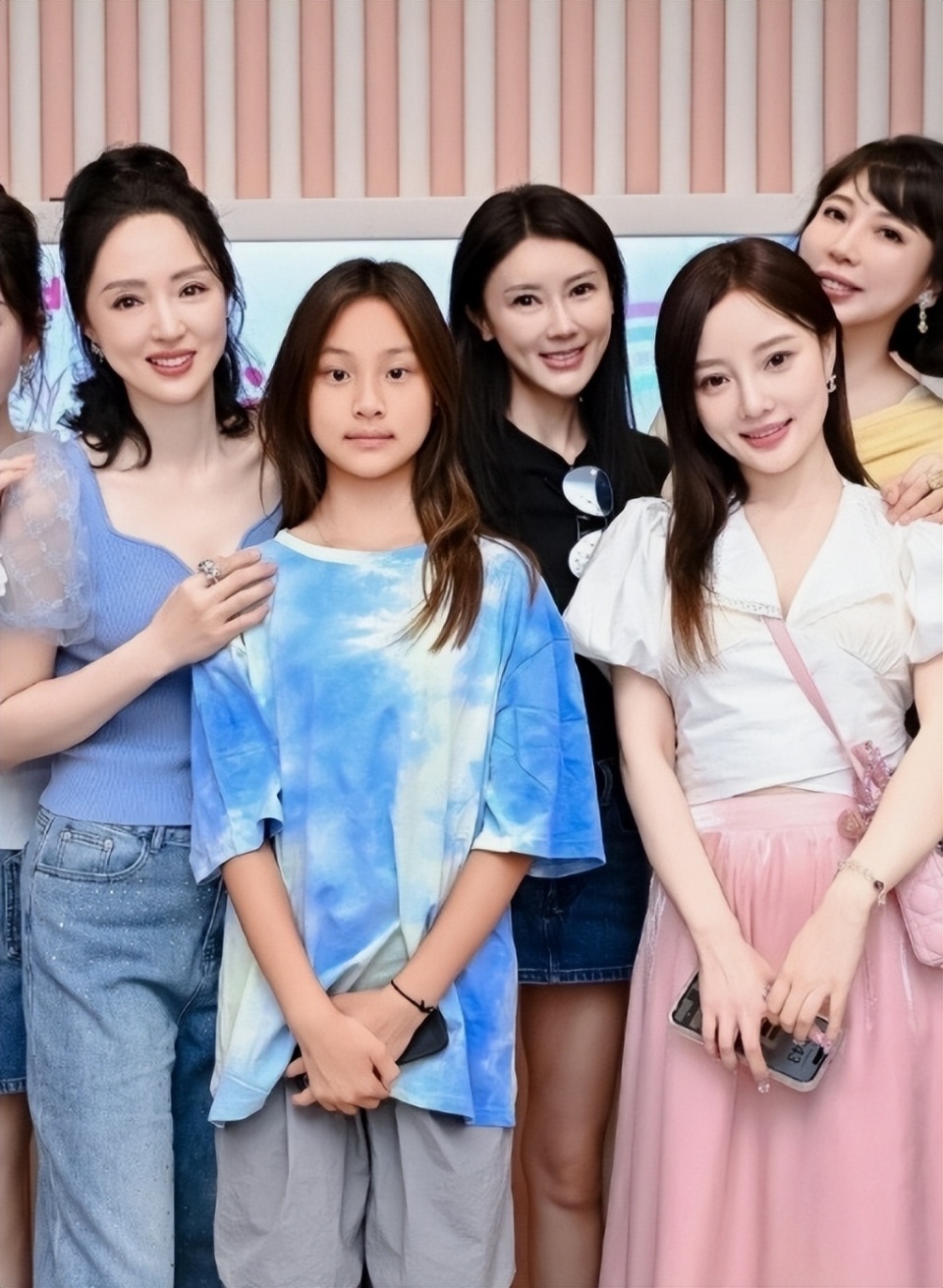 李小璐陪女儿上舞蹈课,甜馨舞姿酷飒赶超妈妈,母女俩共用一张脸