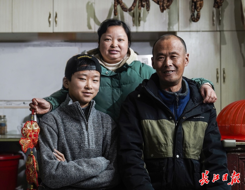 黄陂区长轩岭街道官田村陈慧君一家人正在准备团年饭平凡生活很温暖