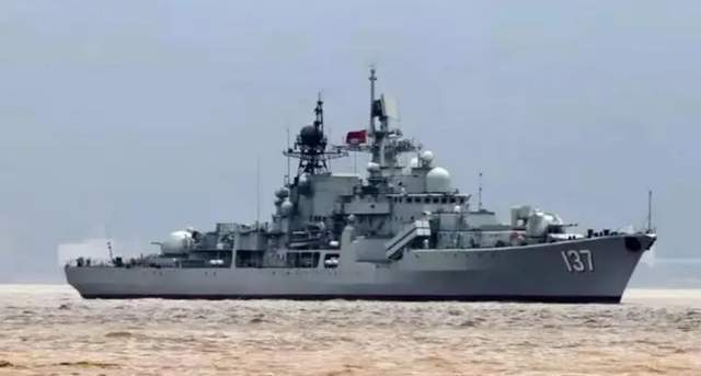 当年,中国海军从俄罗斯引进和装备了2艘956e型驱逐舰136杭州舰和137