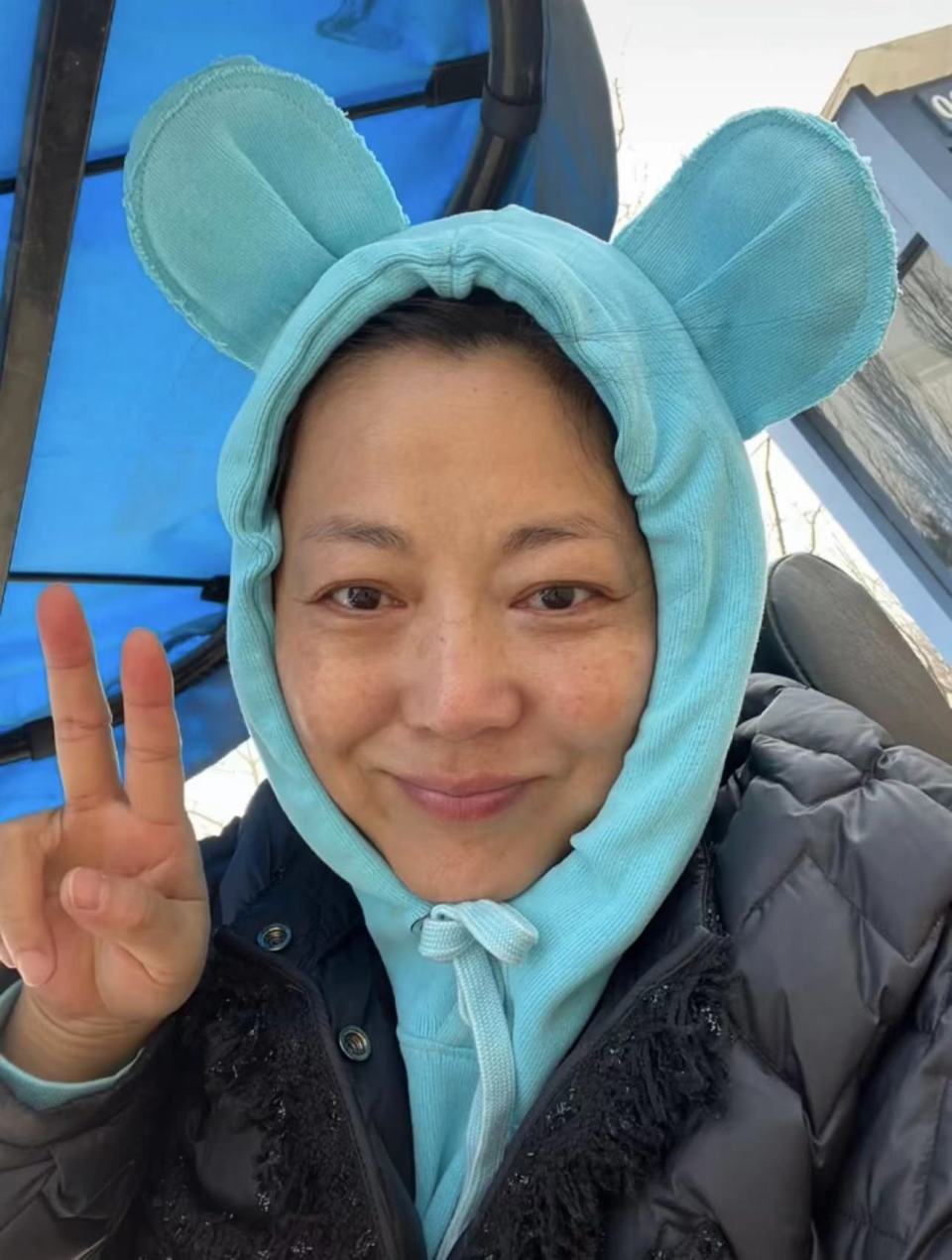 王茜华带娃坐电瓶车游乡村,素颜满脸黄斑太真实,儿子酷似导演爸_腾讯