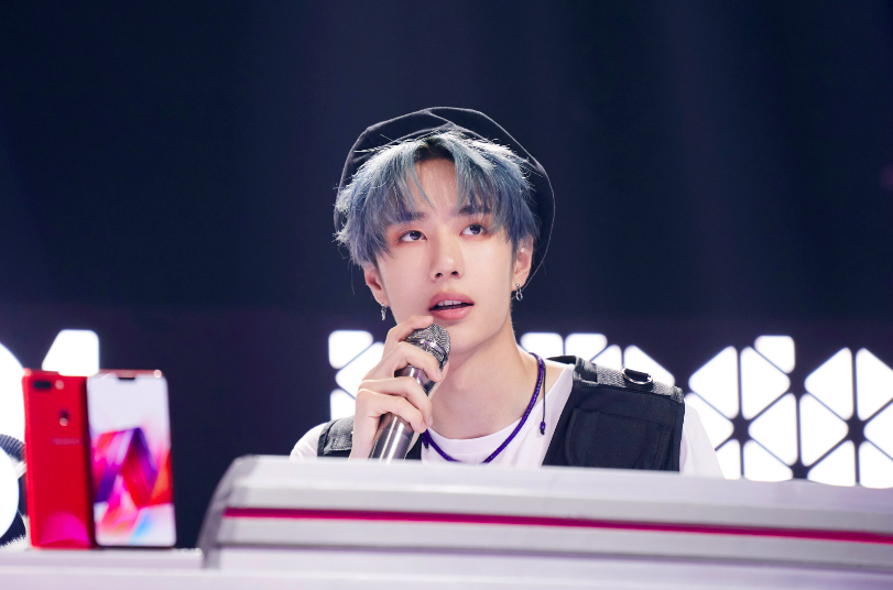 王一博13岁便签约乐华,韩团uniq一员,出道就有公司帮接下了好莱坞大片