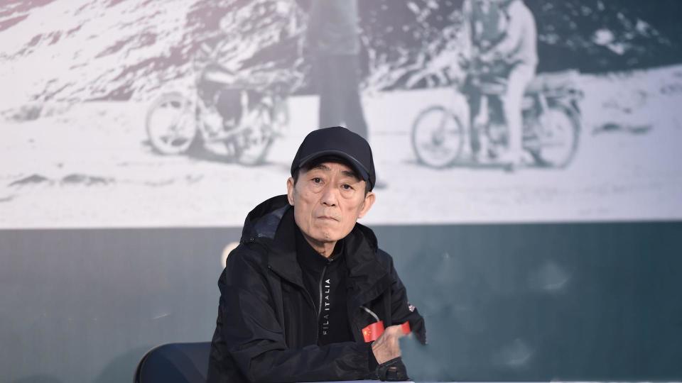 拿到终身成就奖的张艺谋目前有多头疼他的处境不输其他老导演
