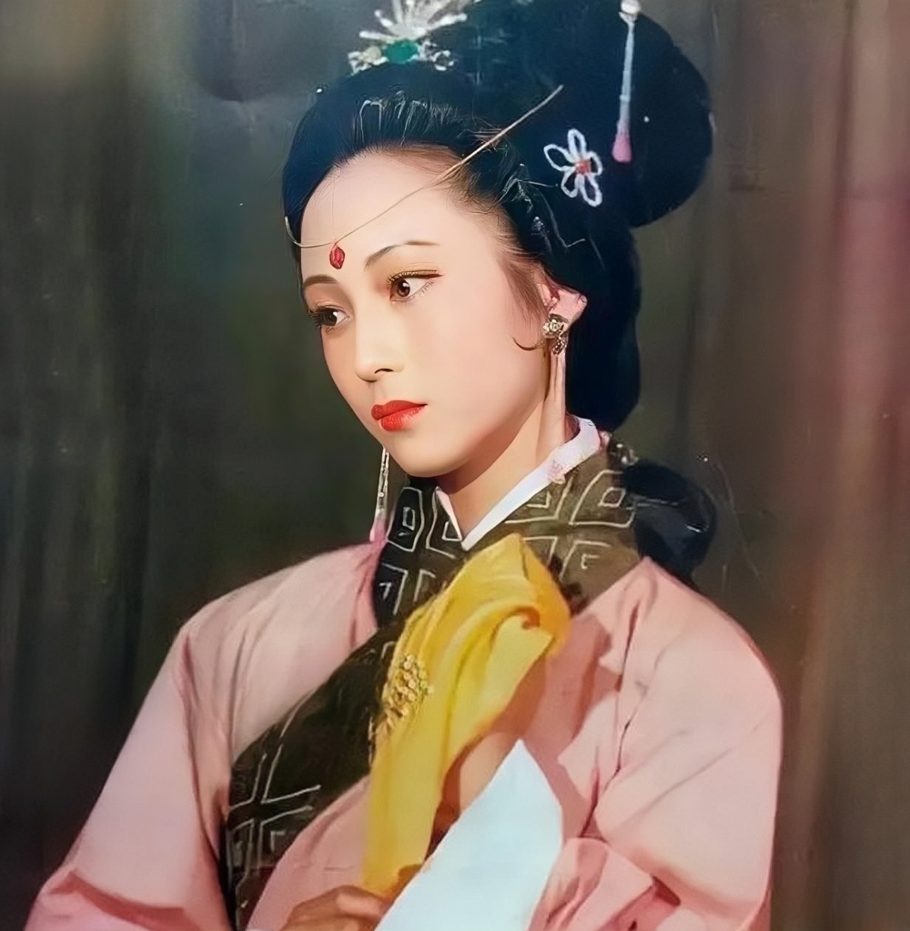 作为蒋勤勤的前辈,董智芝饰演的西施,在容貌上两人其实不相上下,区别