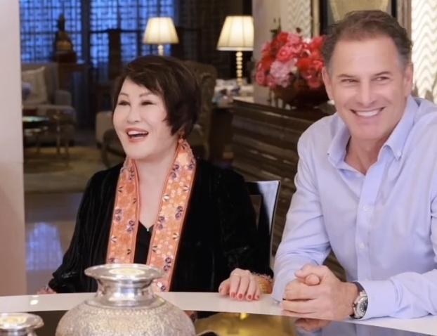 74岁靳羽西与年轻帅气新男友首次合体受访,透露对方狂追4个月_腾讯