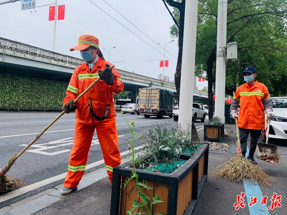 中秋国庆假期即将来临，他们走上街头给环卫工人送月饼