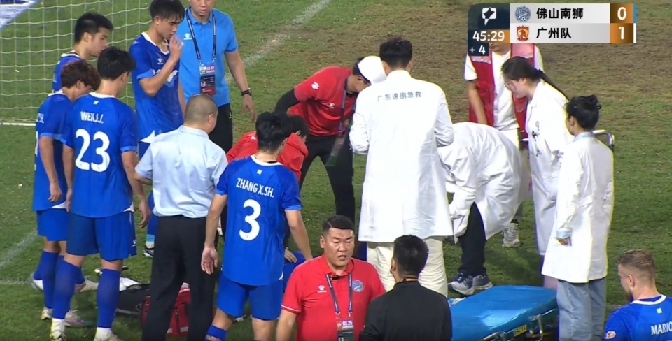 10广州队队长重炮破门对手连伤大将救护车登场救急