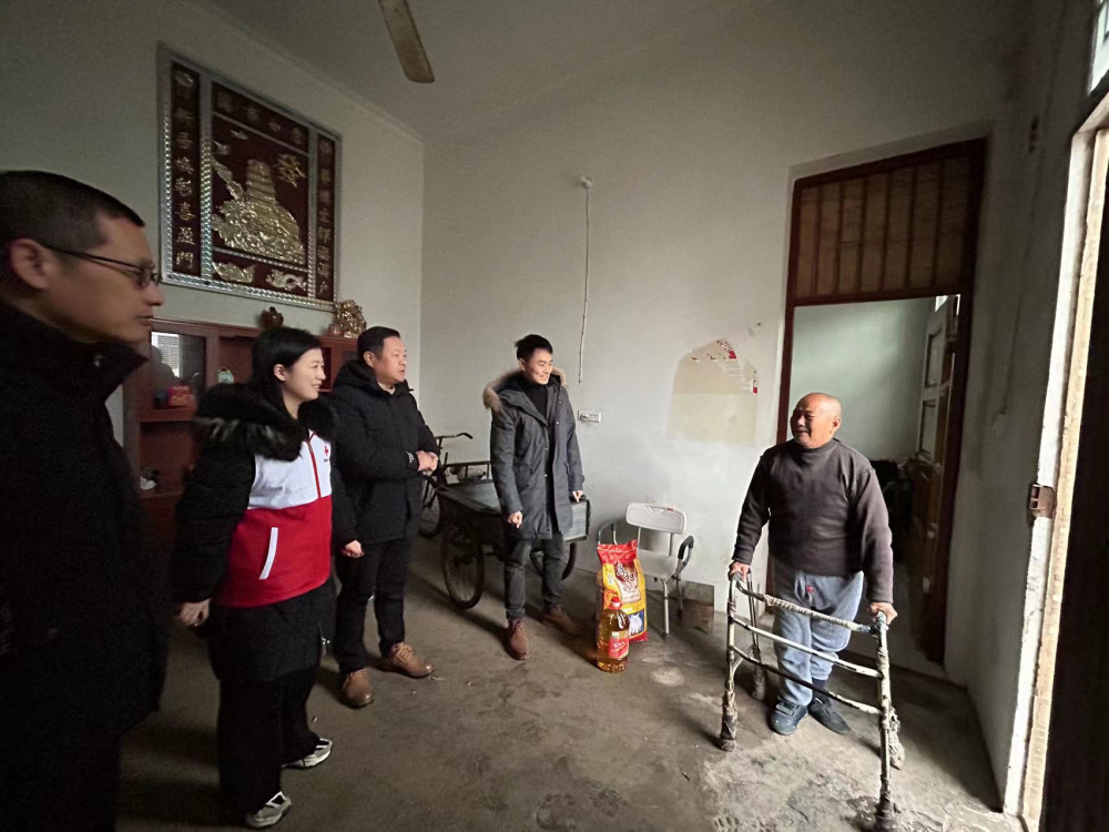 的新春佳节,2月2日,嘉鱼县簰洲湾镇红十字会开展"博爱送万家"慰问活动