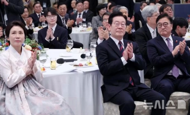 電競圈第一人！韓國總統親自為Faker頒獎，LCK官方徹底小丑？ - 