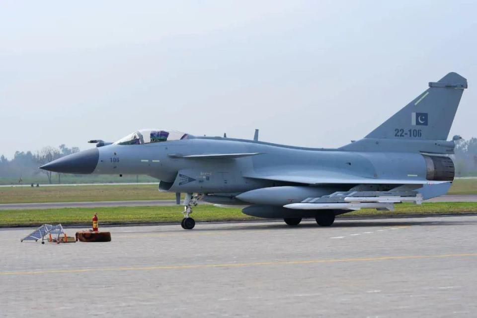 歼-10c将"台风"打得鼻青脸肿,巴基斯坦媒体炫耀,可信吗?